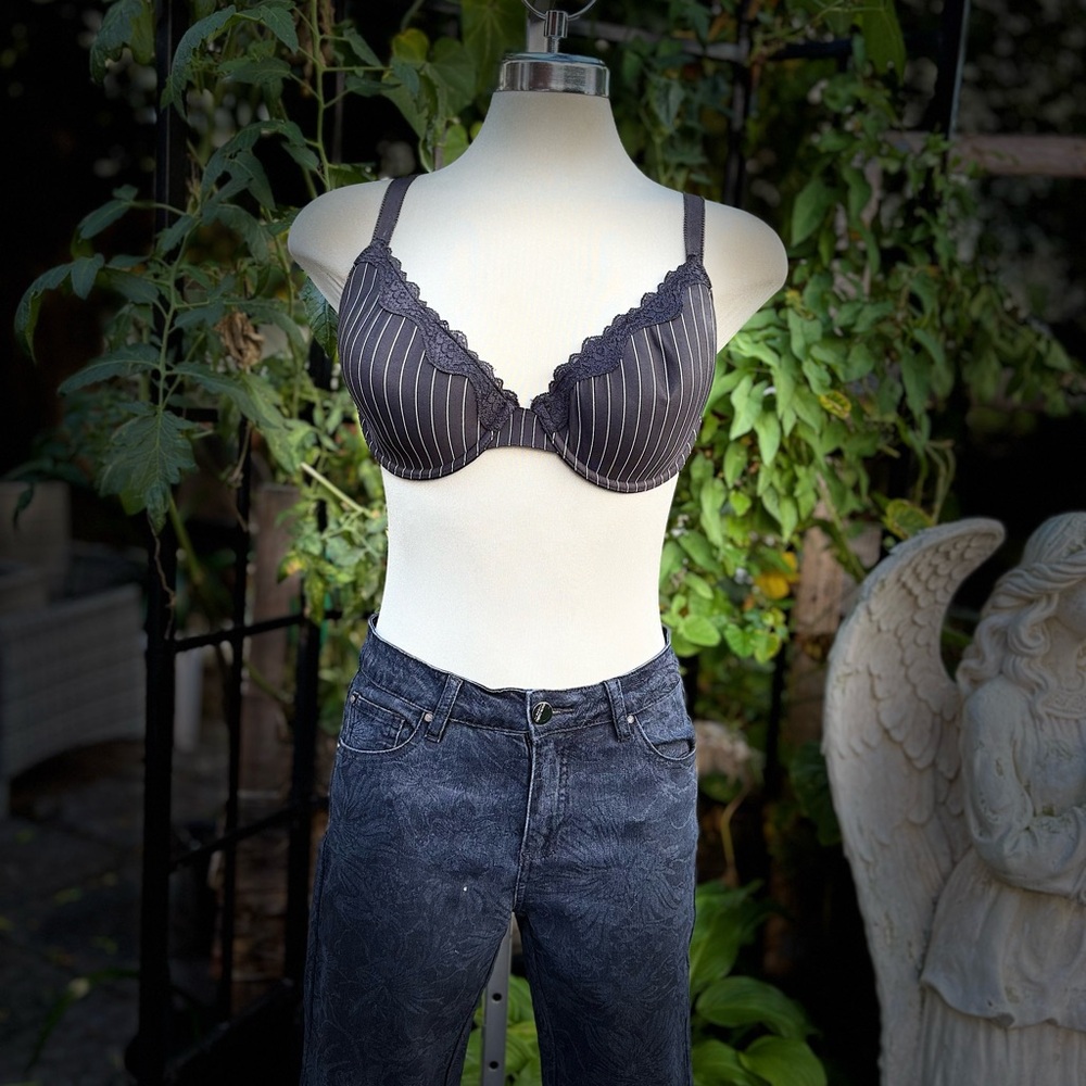 Triumph Black & White Pinstripe Bra Size 38 D